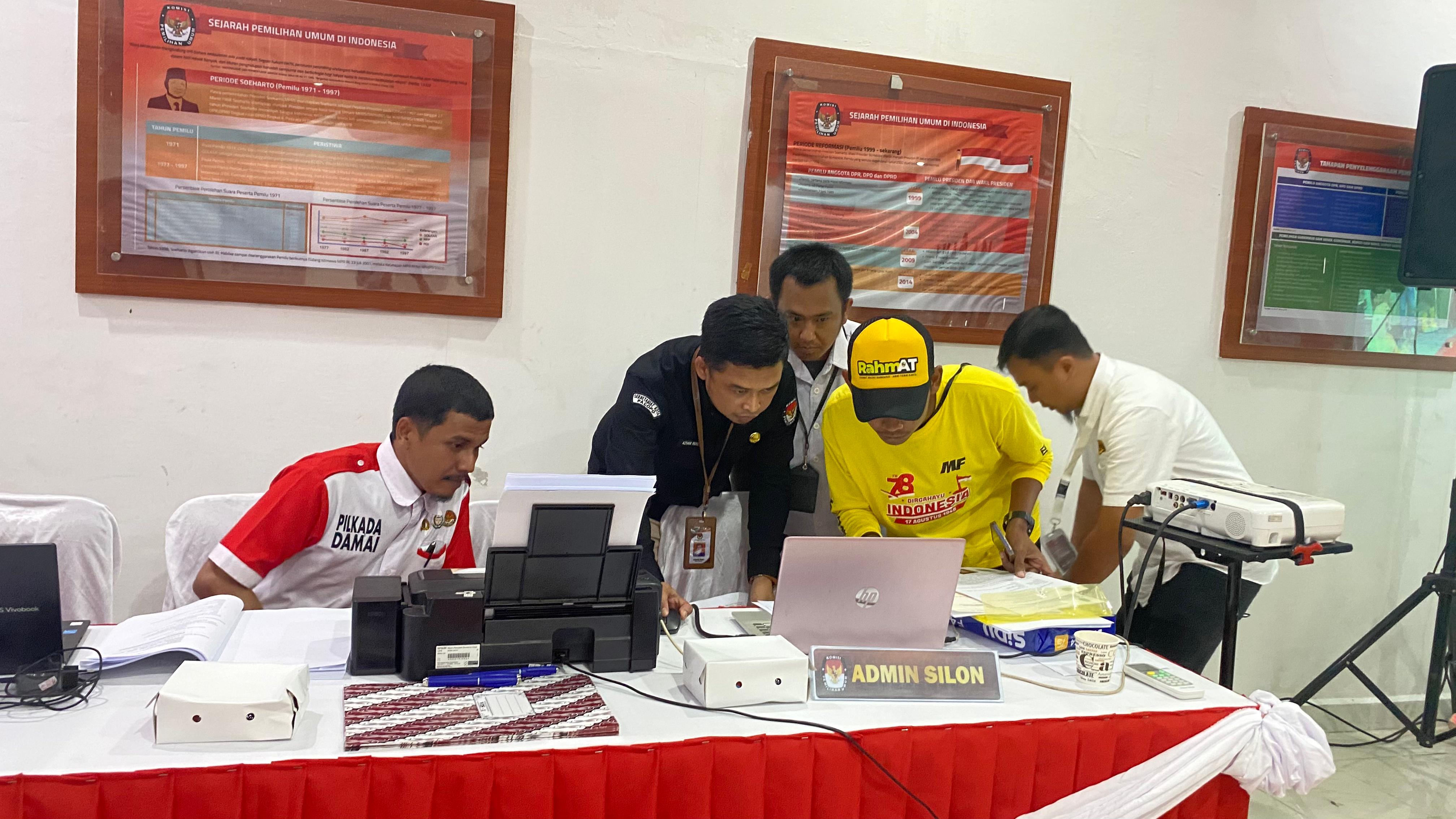 Admin Silon, LO. Calon, dan TimFast Bawaslu Palopo Periksa Dokumen Pencalonan RMB-ATK