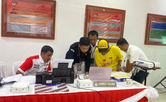 Admin Silon, LO. Calon, dan TimFast Bawaslu Palopo Periksa Dokumen Pencalonan RMB-ATK