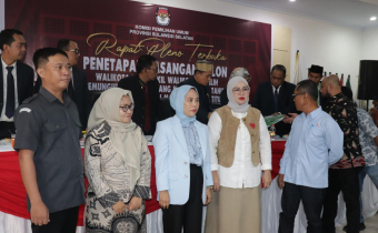 Komisioner Bawaslu Palopo dan Walikota Terpilih (Naili Trisal)